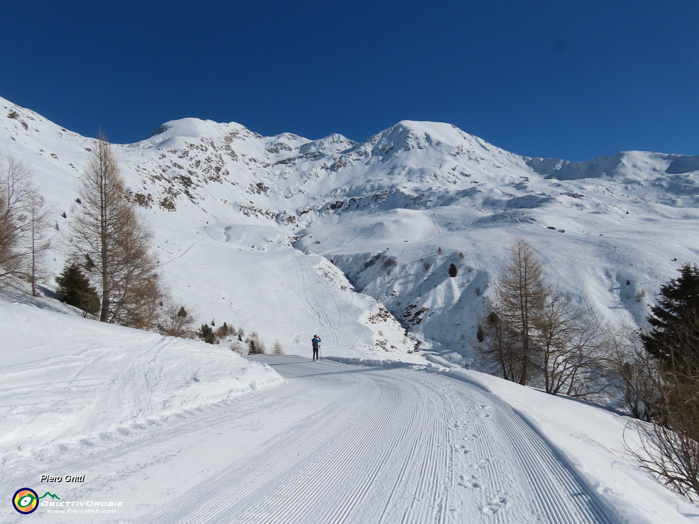 19 Scendiamo ai lati della pista con vista in Corno Stella e MOnte Chierico.JPG